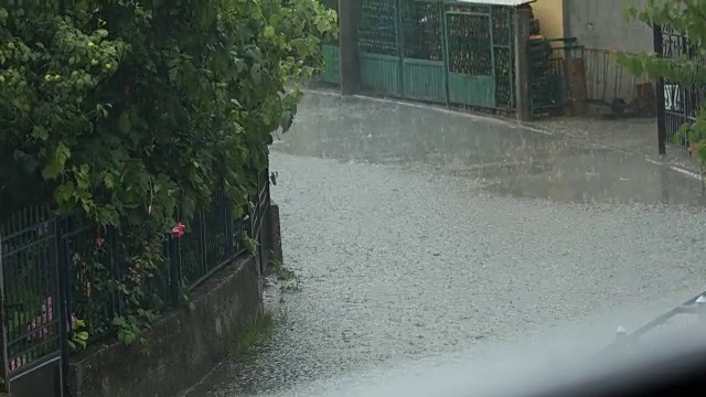 城市里的雨天