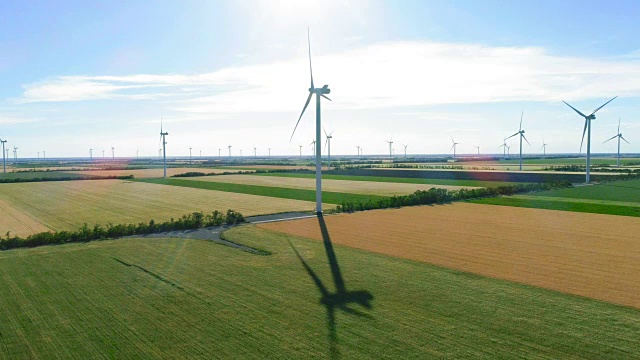 在农业领域生产电力的风车群