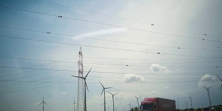 在高速公路上驾驶着风车