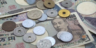 近距离观察日本硬币日元下跌的1000和10000日元纸币背景。超级慢动作120 fsp带声音。