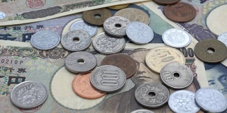 近距离观察日本硬币日元的下落，纸币上有1000和10000日元的背景声