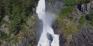 挪威的急瀑布。鸟瞰图，夏季时间..Latefoss是一个强大的，双瀑布，著名的观光