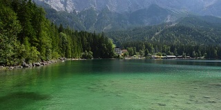 风景秀丽的Eibsee湖在德国巴伐利亚附近的Garmisch-Partenkirchen。德国阿尔卑斯山