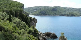 科孚岛(希腊)古奥卡斯特里萨海湾的鸟瞰图。海岸线周围的森林。清水。