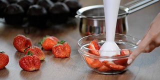 研磨草莓做果酱。
