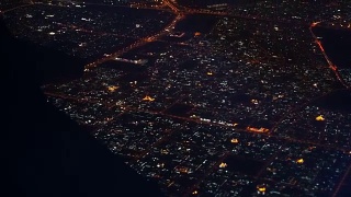 从飞机上鸟瞰迪拜城市的夜晚视频素材模板下载