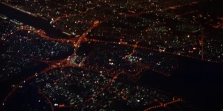 从飞机上鸟瞰迪拜城市的夜晚