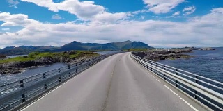 在挪威的一条路上驾驶汽车大西洋路或大西洋路(Atlanterhavsveien)被授予(挪威世纪建设)的称号。