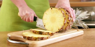女人的手正在切菠萝