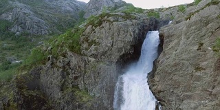 挪威Manafossen瀑布的视频。空中射击。前视图。