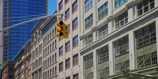 典型的曼哈顿十字路口的白天外部建立镜头