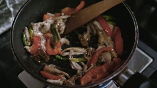 慢动作:香料烹饪:蔬菜烹饪锅与锅火视频素材模板下载