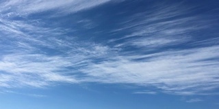 蓝天上的白云在烈日下消失了。延时运动云蓝天背景。蓝色的天空。云。蓝天白云。