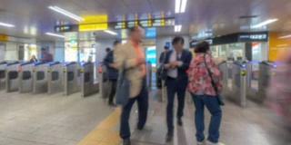 慢镜头:韩国首尔车站行人拥挤的模糊背景