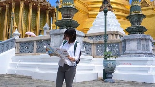 年轻的女游客探索城市地图，而旅行在泰国曼谷视频素材模板下载