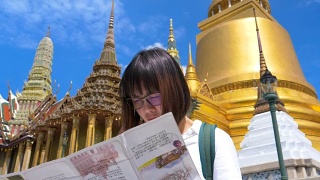 年轻的女游客探索城市地图，而旅行在泰国曼谷视频素材模板下载