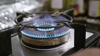 慢镜头:家里的煤气灶。视频素材模板下载