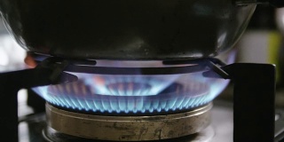 慢镜头:家里的煤气灶。