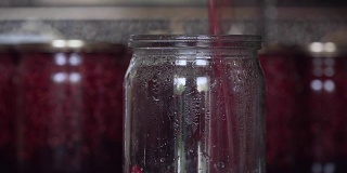 覆盆子果酱倒入玻璃罐中保存，盖上金属盖