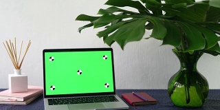绿色屏幕的笔记本电脑，4K多莉拍摄。