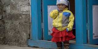 一个尼泊尔小女孩在吃糖果
