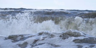 恶劣天气下的暴风雨海浪气旋飓风风慢镜头大海海水，大浪海浪溅海滩。