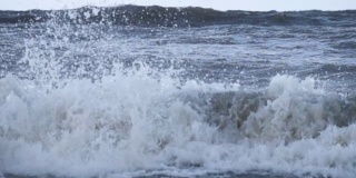 恶劣天气下的暴风雨海浪气旋飓风风慢镜头大海海水，大浪海浪溅海滩。