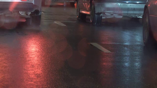 雨天在城市道路上行驶的车辆。汽车在高速公路上行驶，大雨倾盆。城市晚上天气潮湿。