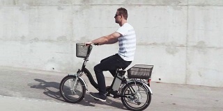男子骑电动自行车