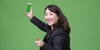 成熟快乐的亚洲女商人视频电话与电话