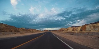 在死亡谷风景优美的道路上开车