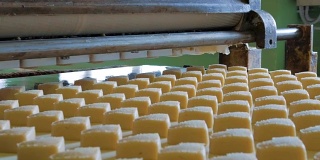 糕饼在自动传送带或流水线上烘烤，糖果厂烘焙工序。食品工业，饼干生产