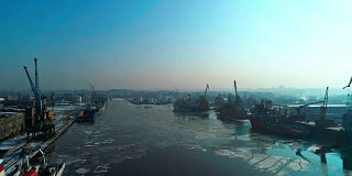 鸟瞰图的工业港口与商业船舶和货物集装箱在冬季。