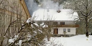 白雪覆盖的农舍