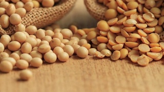 木制书桌上的各种豆类为素食者提供健康和蛋白质的食物视频素材模板下载