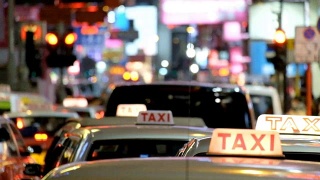 亚洲出租车排队服务，以散景为背景视频素材模板下载