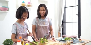 母女在厨房做饭在家，幸福家庭亚洲概念