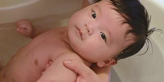宝宝在洗澡