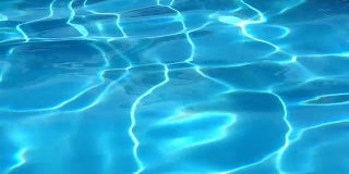 游泳池里蓝色的水面