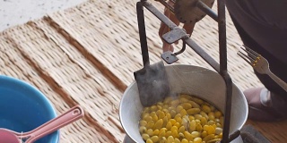 用锅炉煮黄蚕茧制成丝线。