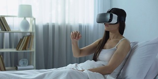 女孩上网用虚拟现实耳机，计算机技术时代