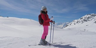 肖像微笑的白人女子滑雪者站在滑雪胜地的斜坡上