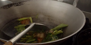 在家里做泰式菜“炒甘蓝炒脆猪肉”。