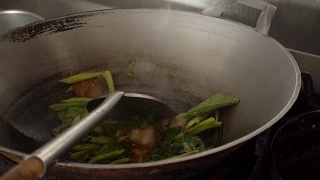 在家里做泰式菜“炒甘蓝炒脆猪肉”。视频素材模板下载