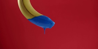 上面有蓝色油漆的香蕉