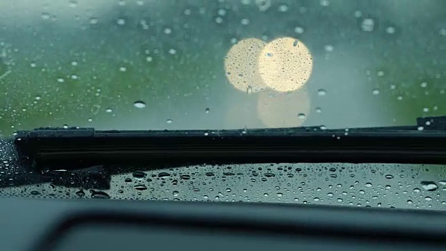 雨刷打在车窗上