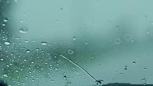 雨打在车窗上