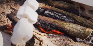 棉花糖棍在火中的慢动作