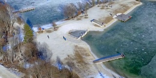 人们在结冰的湖面上滑冰