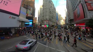 从有轨电车拍摄香港城市街道。视频素材模板下载